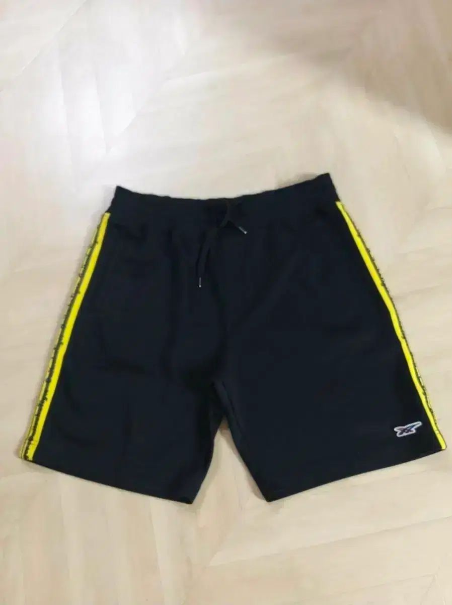 ONITSUKA TIGER (ほぼ新品) トラック ショーツ ブラック イエロー
