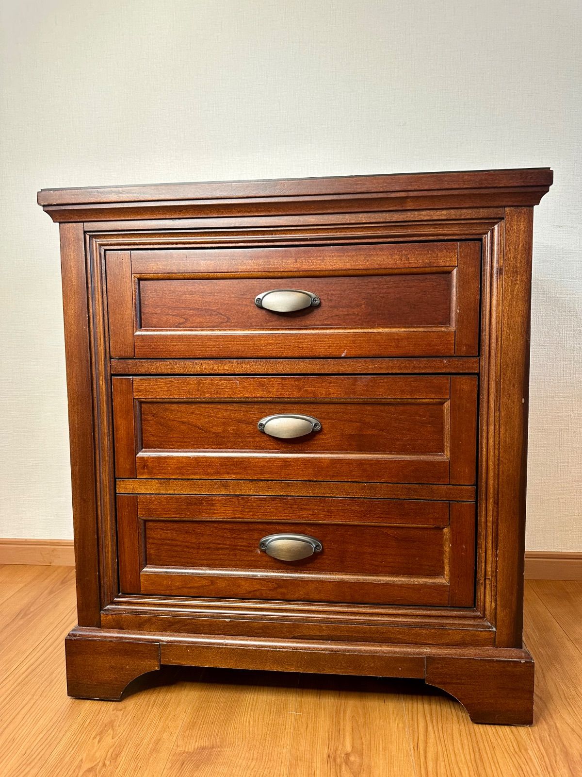 Universal Furniture Lulea Cove ナイトテーブル Universal Furniture Lulea Cove ナイトテーブル