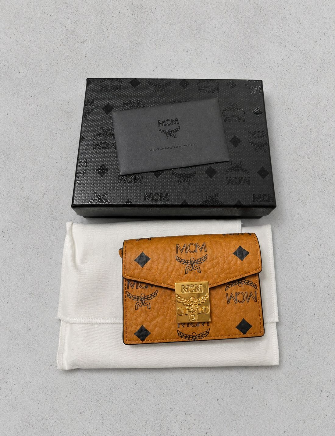 MCM ヴィセトス 二つ折り財布 新品