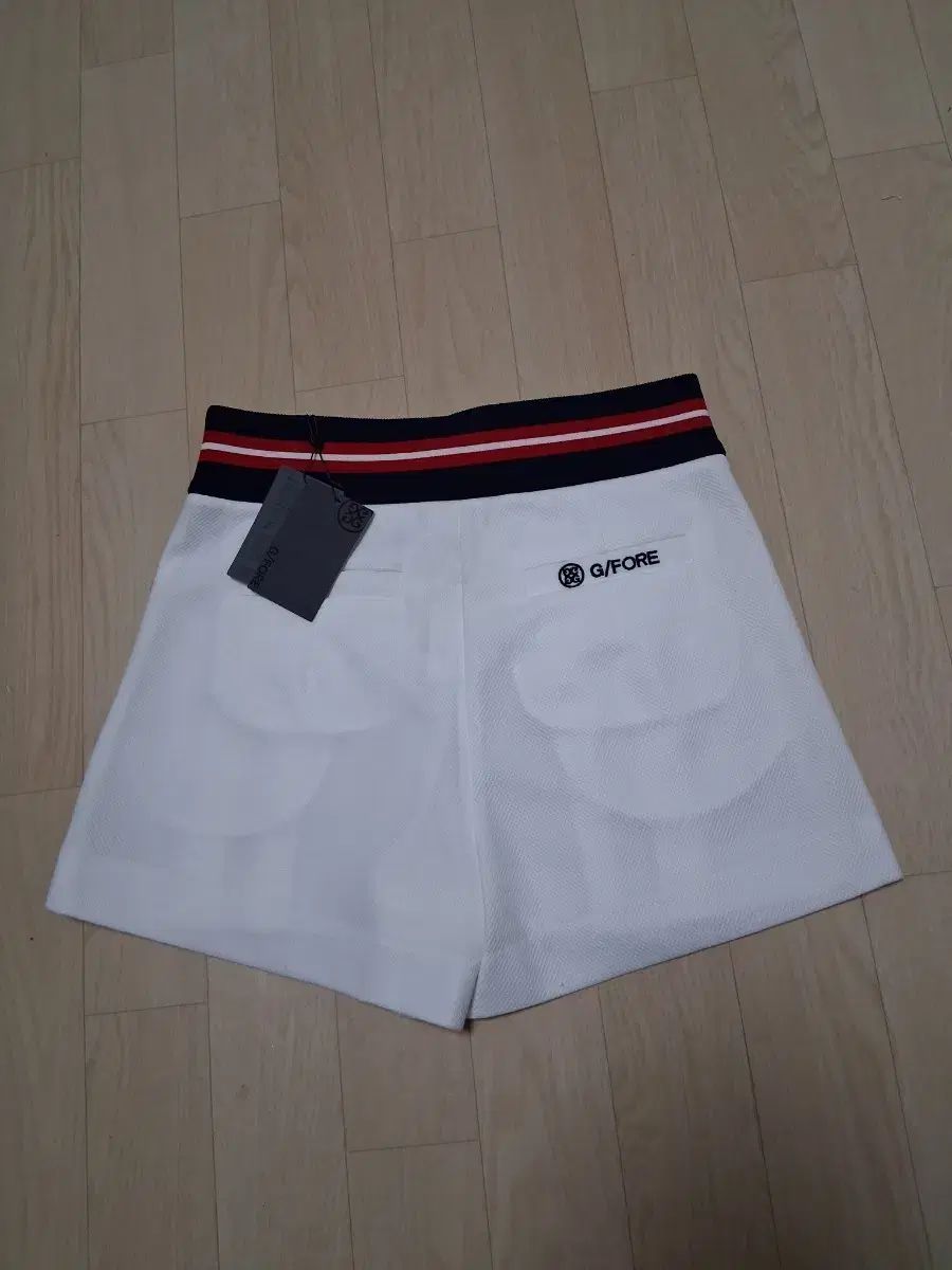 G FORE(ジーフォア) レディース 白 ゴルフ ハーフパンツ