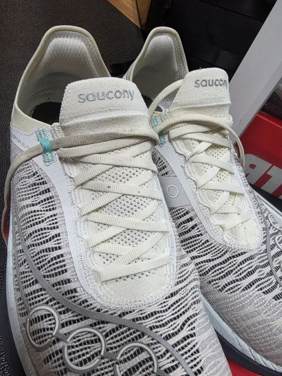Saucony エンドルフィン エリート 2 スニーカー クリーム 29,235円