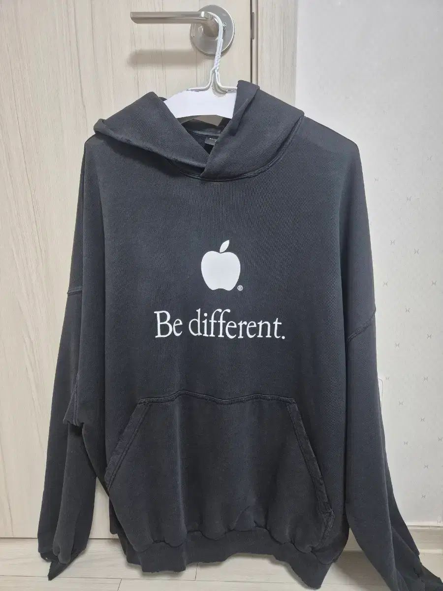 2 バレンシアガ アップル フーディー