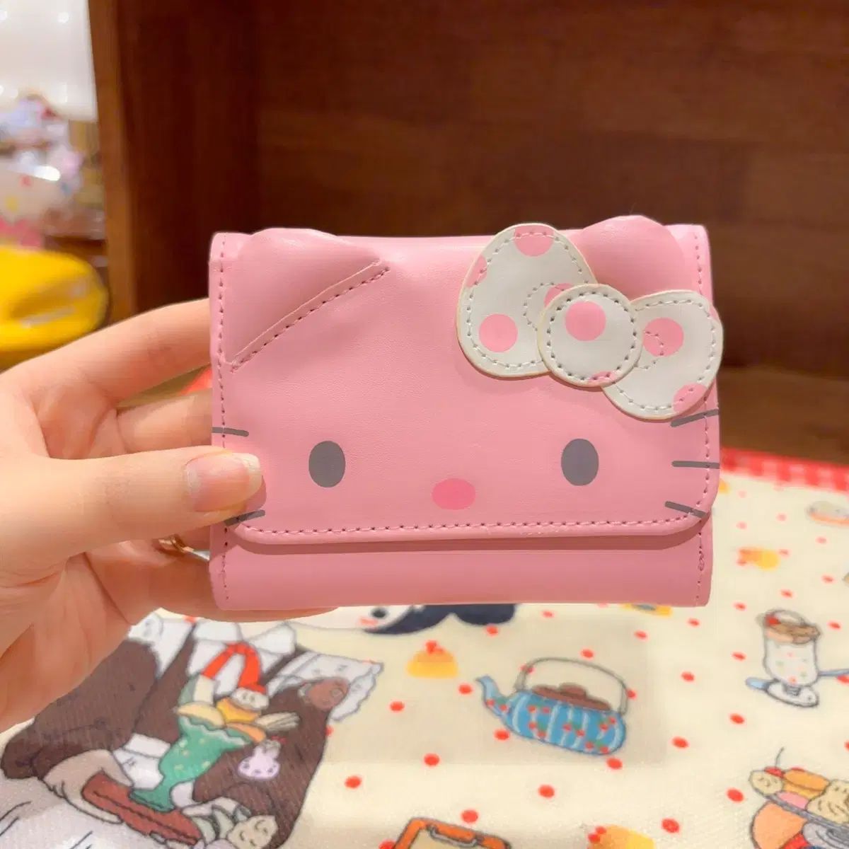 クラシック Sanrio HELLO KITTY ピンク 二つ折り財布