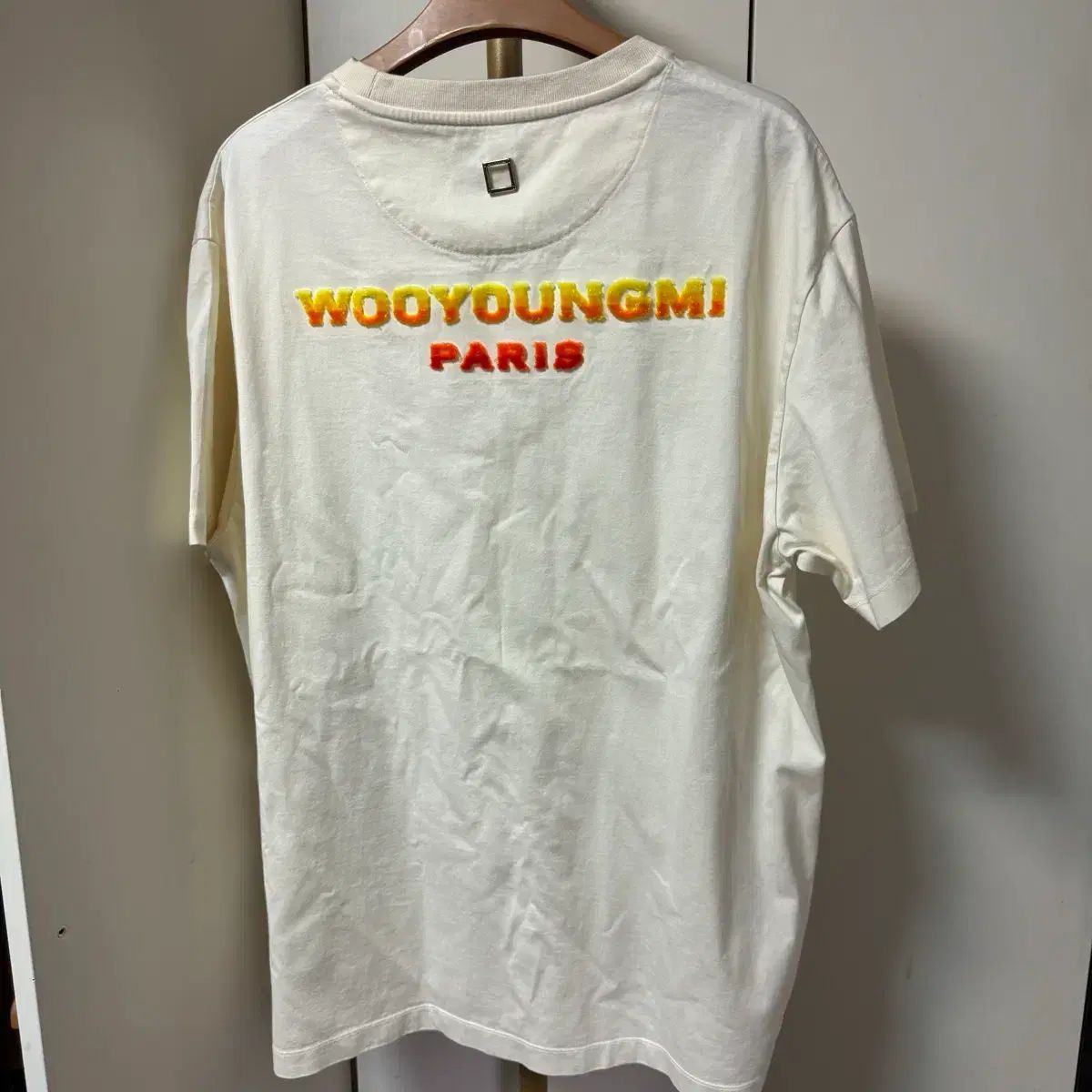 WOOYOUNGMI ウーヨンミ バックロゴ グラデーション エンボス加工 半袖 アイボリー