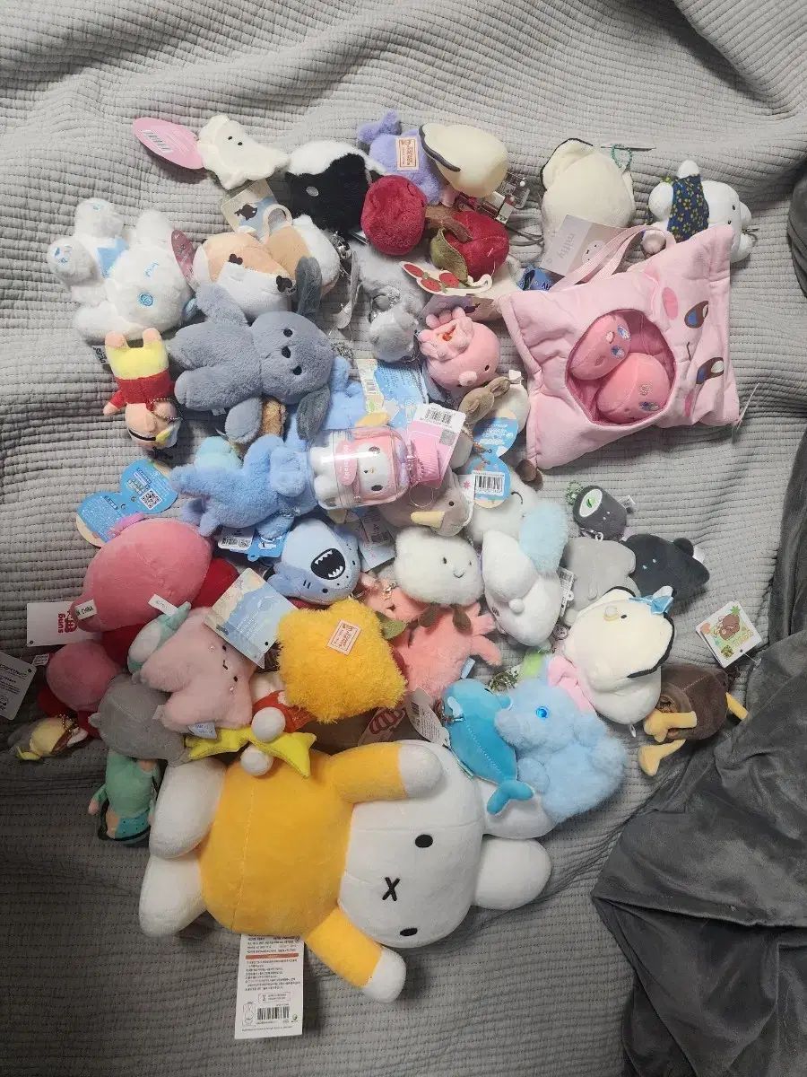 ぬいぐるみキーホルダー コレクション (サンリオ、ミッフィー、星のカービィなど、メジャーなぬいぐるみ多数)