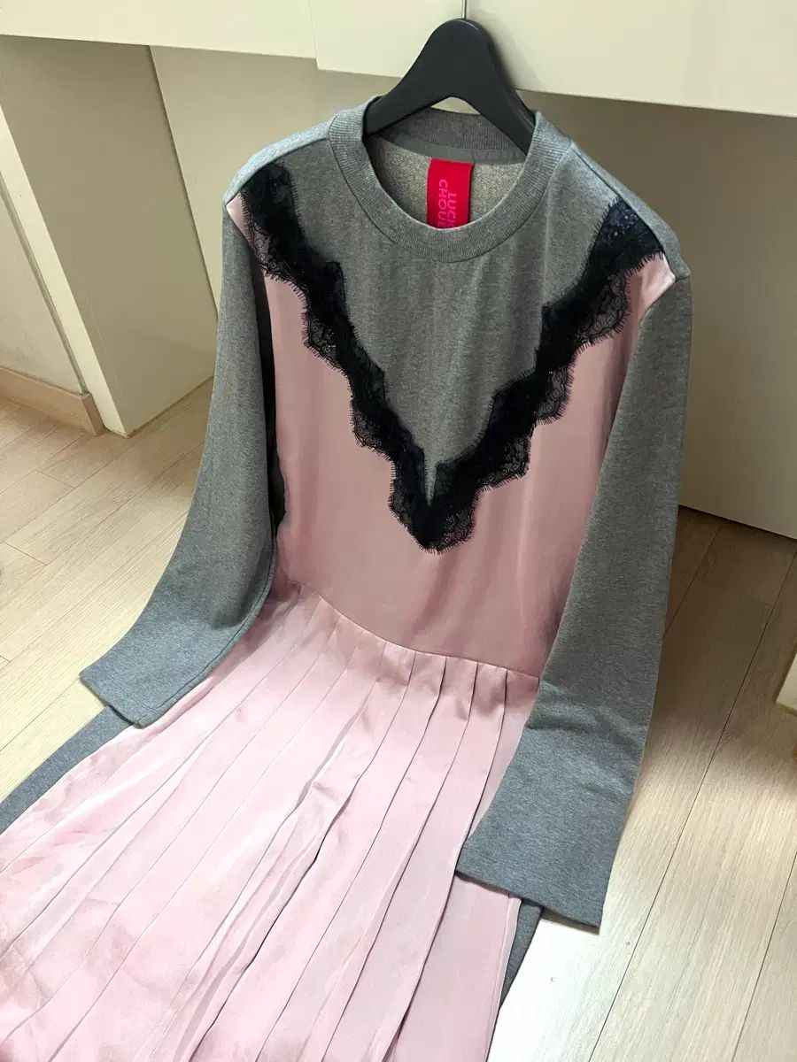 LUCKY CHOUETTE ラッキーシュエトゥ サテン レース バイカラー プリーツ スウェット ONE PIECE グレー ピンク グレー シルキー