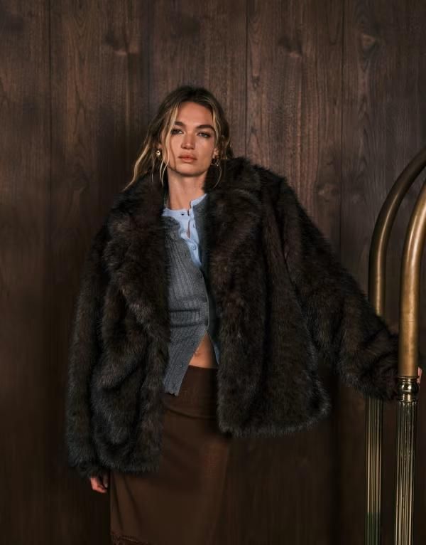 モンキ レディース アウター コート Monki oversized short faux fur coat with collar detail in dark chocolate Chocolate brown ブラウン