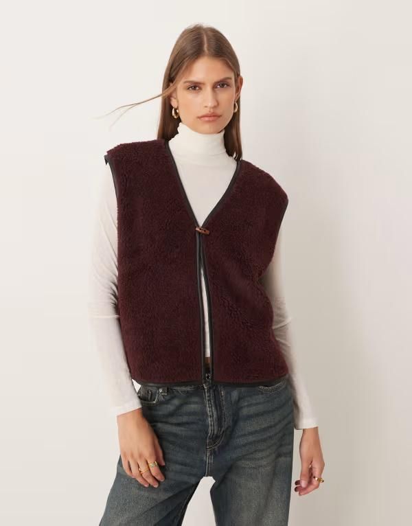 エイソス レディース トップス ベスト Vネック コントラスト フリース ASOS DESIGN borg fleece v neck vest with contrast binding Burgundy バーガンディ 10,786円