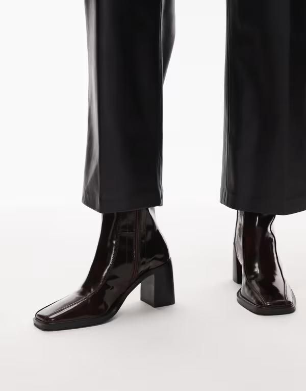 トニービアンコ レディース シューズ ブーツ・レインブーツ アンクル ブーツ ヒール Tony Bianco Dusty block heeled ankle boots in shiny BROWN RUB OFF ブラウン