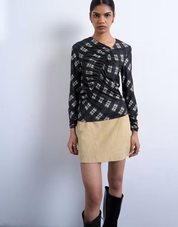 トップショップ レディース トップス Tシャツ アシンメトリー プリント ギャザー Topshoplaid print ruched asymmetric long sleeve top Black ブラック