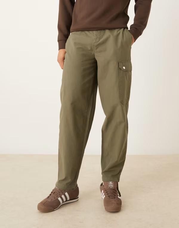 エイソス メンズ ボトムス カジュアルパンツ カーゴパンツ ASOS DESIGN relaxed tapered cargo pants with drawstring hem Dusty olive オリーブ