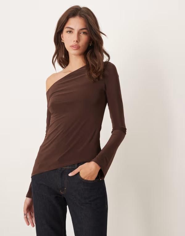エイソス レディース トップス Tシャツ アシンメトリー オフショルダー ASOS DESIGN offshoulder slinky asymmetric top in chocolate Brown ブラウン