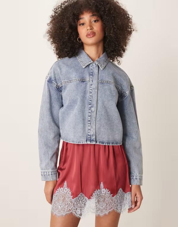 ジェイディーワイ レディース アウター ジャケット・ブルゾン クロップド デニム ジャケット JDY lightweight cropped denim jacket with studs in light wash LIGHT BLUE ブルー