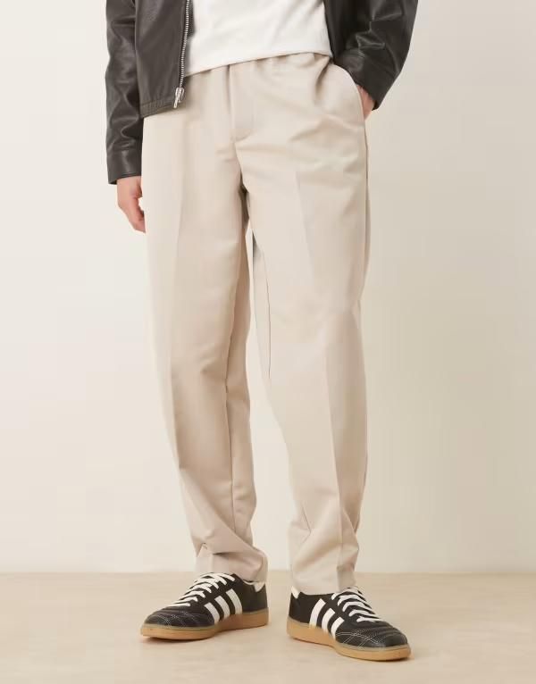 エイソス メンズ ボトムス カジュアルパンツ テーパードフィット パンツ ASOS DESIGN tapered fit smart pants with elastic waistband in stone Chateau gray グレー