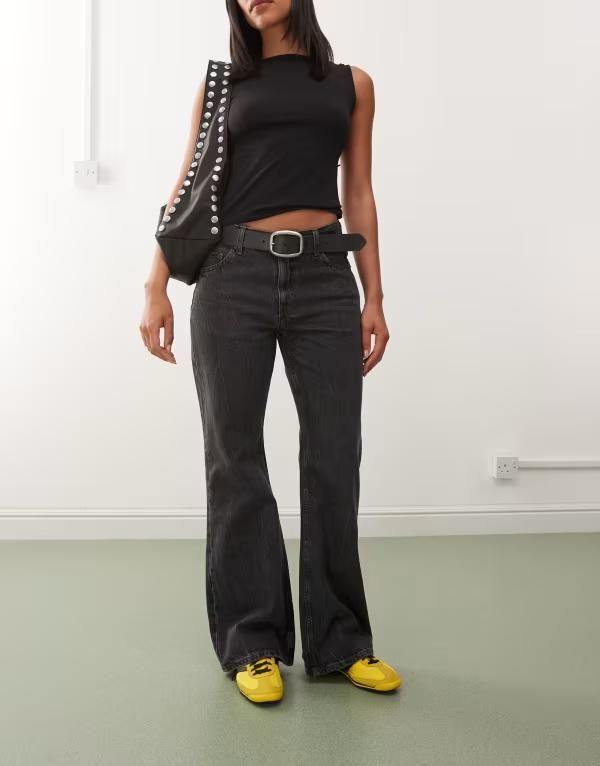 ウィークデイ レディース ボトムス デニムパンツ ジーンズ Weekday Helix low waist wide flare jeans in worn black wash Risso black ブラック
