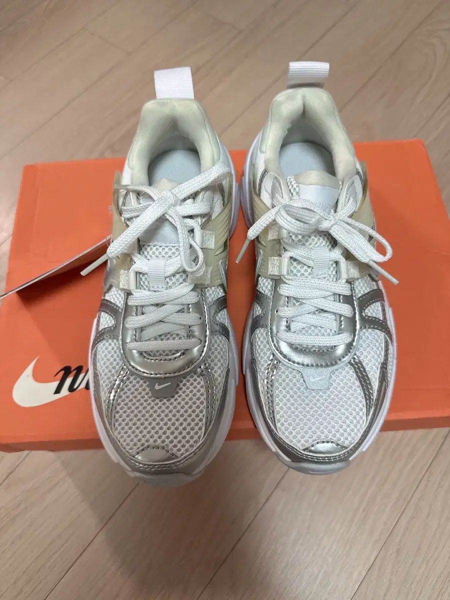 (新品) NIKE V2K ランニングシューズ 白/シルバー 220 12,076円
