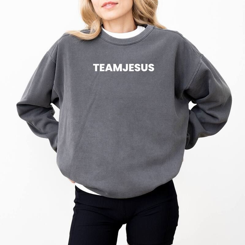 Simply Sage Market レディース トップス Tシャツ スウェット グラフィック Simply Sage Marketeam Jesus Loves You Womens Garment Dyed Graphic Sweatshirt Peppe