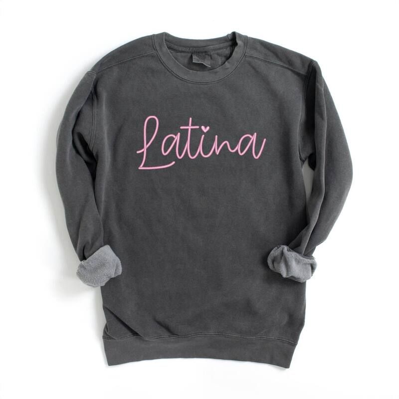 Simply Sage Market レディース トップス Tシャツ スウェット 刺繍 グラフィック Simply Sage Market Embroidered Latina Cursive Womens Garment Dyed Graphic Sweat