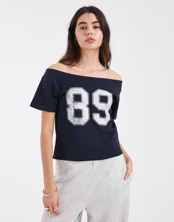 コットンオン レディース トップス Tシャツ グラフィック Cotton sporty off the shoulder graphic tee in total eclipse Total eclipse