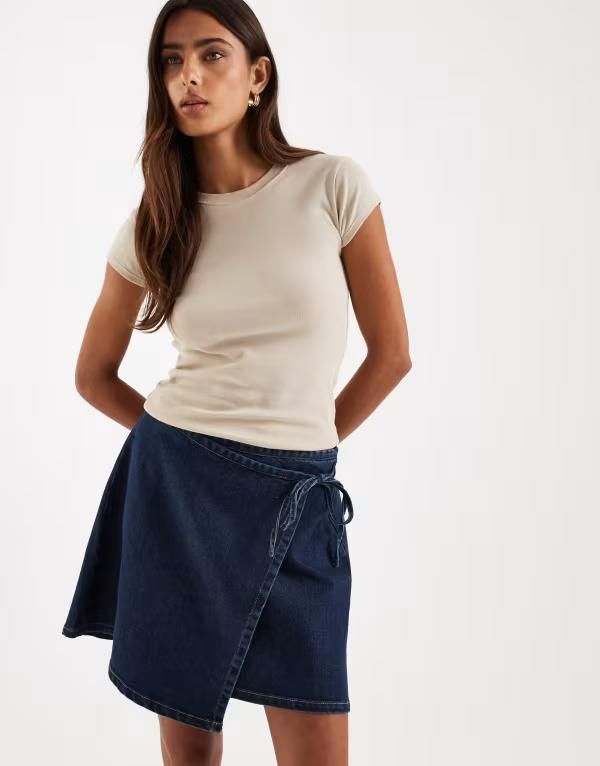 ピーシーズ レディース ボトムスカート ミニ デニム Pieces tie waist denimini skirt in dark indigo Dark Blue Denim デニム