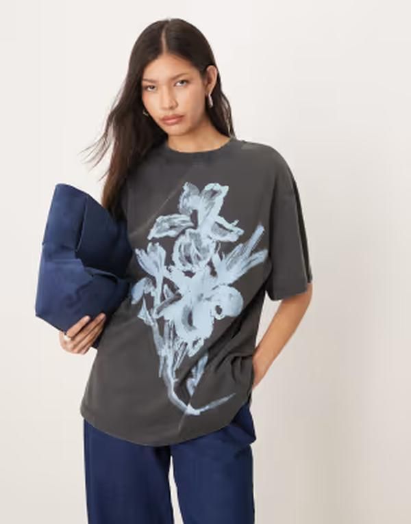 エイソス レディース トップス Tシャツ フラワー柄 フラワー グラフィック ASOS DESIGN oversized Tshirt with blue floral graphic in washed charcoal チャコール