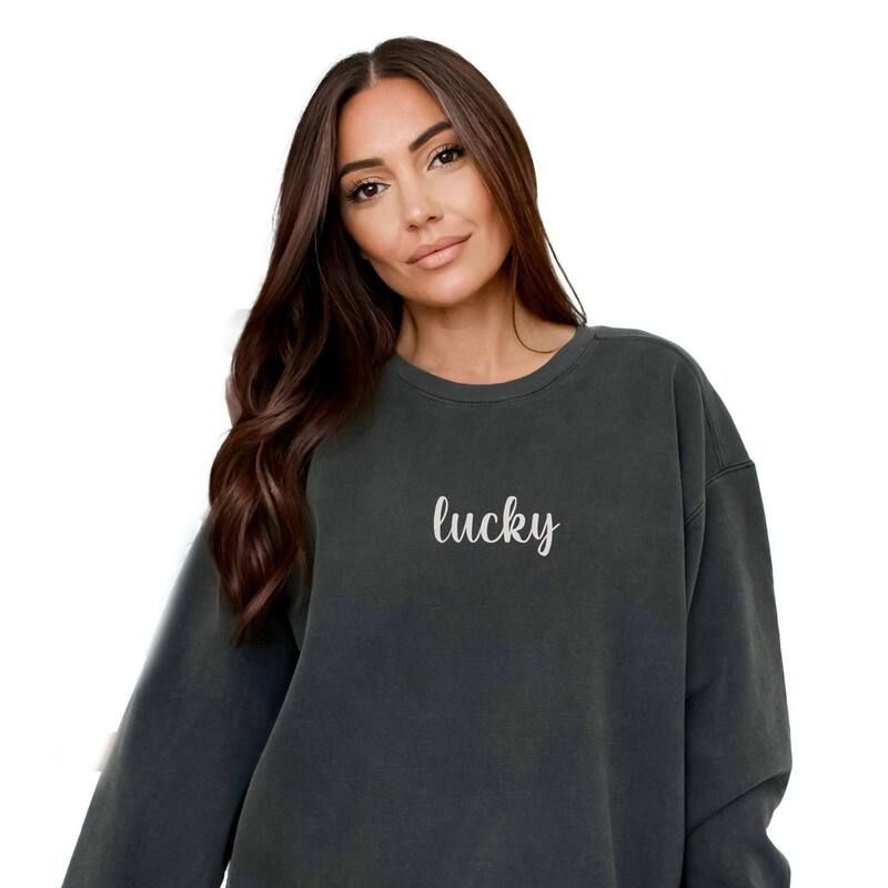 Simply Sage Market レディース トップス Tシャツ スウェット 刺繍 グラフィック Simply Sage Market Embroidered Lucky Cursive Womens Garment Dyed Graphic Sweats