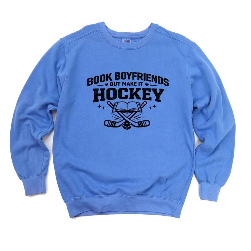 Simply Sage Market レディース トップス Tシャツ スウェット グラフィック Simply Sage Market Book Boyfriends But Make It Hockey Womens Garment Dyed Graphic