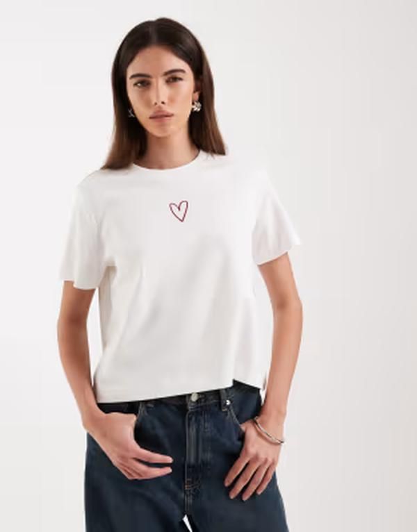 ヴェロモーダ レディース トップス Tシャツ グラフィック Vero Moda boxy tee witheart graphic Snowhite Heart ホワイト