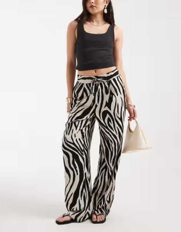 ヴェロモーダ レディース ボトムス カジュアルパンツ プリント リネン Vero Moda linen blend tie waist pants in zebra print Silver Lining Zebra シルバー