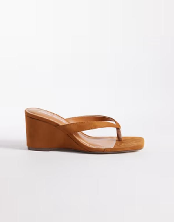 パブリックデザイア レディース シューズ サンダル スエード Public Desire Luisa toe thong wedge sandals in tan suedette TAN IMI SUEDE タン