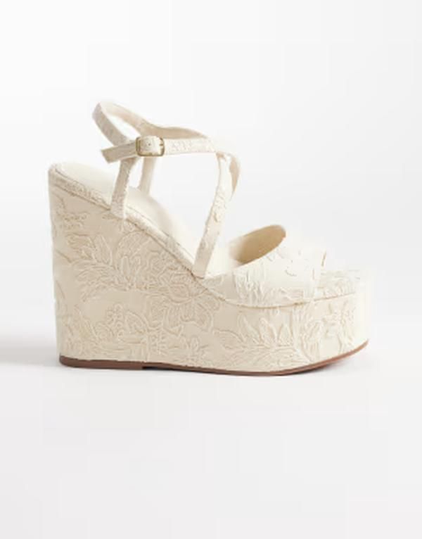 エイソス レディース シューズ サンダル フラワー柄 レース フラワー ASOS DESIGN Trista floralace wedge sandals in cream クリーム