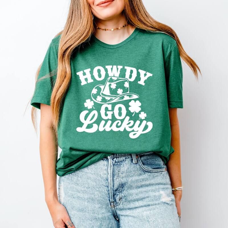 Simply Sage Market レディース トップス Tシャツ グラフィック Simply Sage Market Howdy Go Lucky Clovers Womenshort Sleeve Graphic TShirt Grass