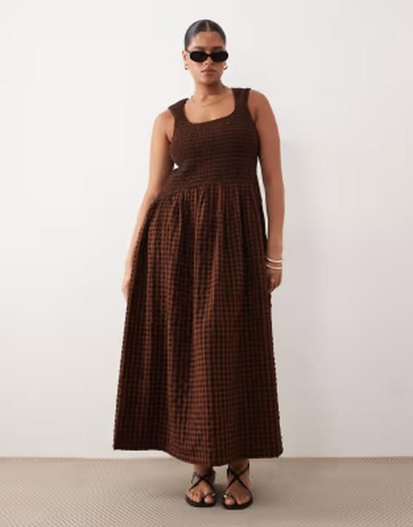 エイソス レディース トップス ワンピース ギンガムチェック マキシ ギンガム ASOS Curve ASOS DESIGN Curve crinkle scoop neck maxi sundress with shirred waist and brown