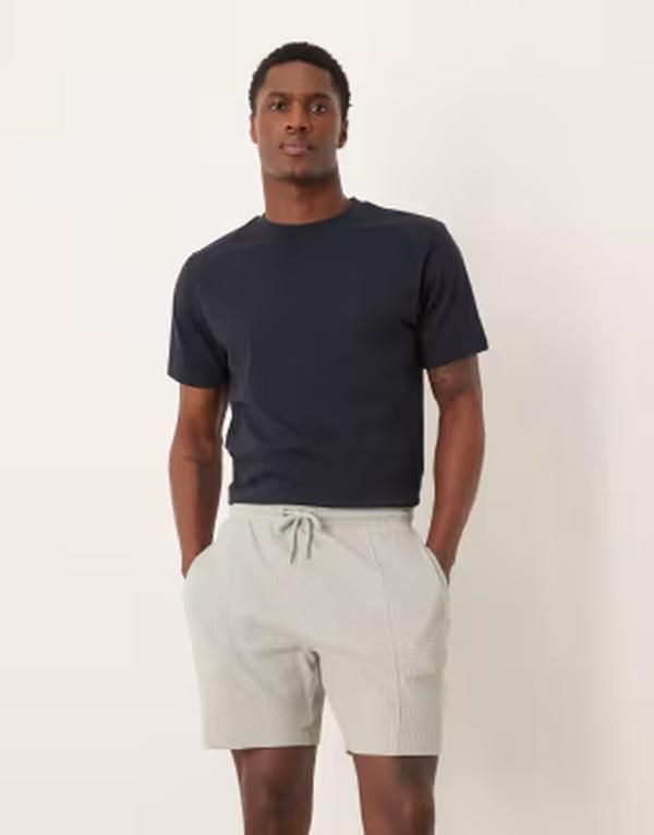 エイソス メンズ ボトムス ハーフパンツ・ショーツ スリムフィット ショートパンツ ニット ジャージー ASOS DESIGN slim fit waffle knit jersey shorts with pintucks in pigeon