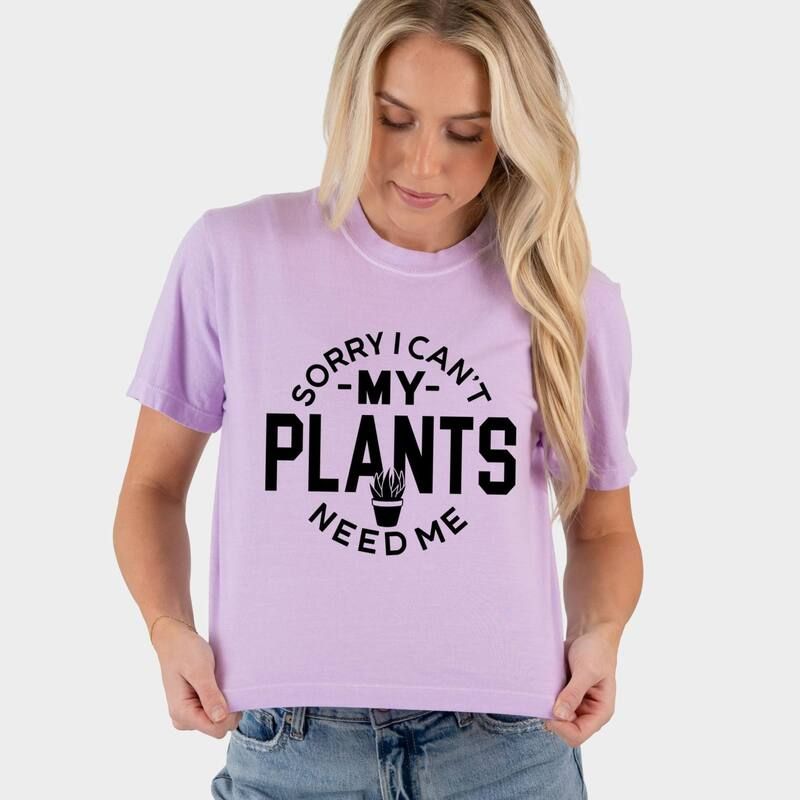 Simply Sage Market レディース トップス Tシャツ グラフィック Simply Sage Market My Plants Need Me Womens Boxy Crop Top Graphic TShirt Orchid