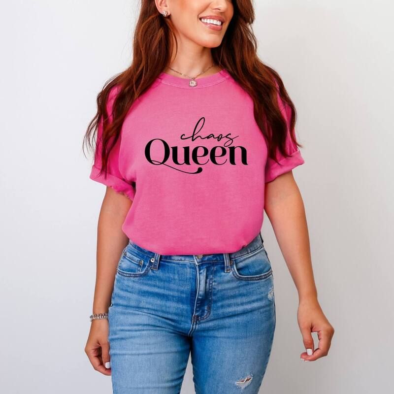 Simply Sage Market レディース トップス Tシャツ グラフィック Simply Sage Market Chaos Queen Womens Garment Dyed Graphic TShirt Crunchberry