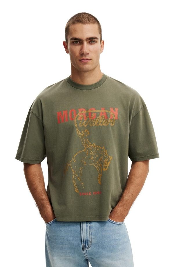 コットンオン メンズ トップス Tシャツ クロップド Cotton Mens Cropped Fit Music TShirt Military Morgan Wallen