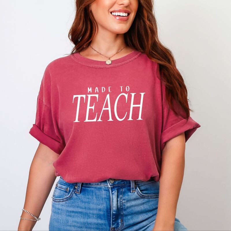 Simply Sage Market レディース トップス Tシャツ グラフィック Simply Sage Market Made To Teach Italic Womens Garment Dyed Graphic TShirt Crimson クリムゾン