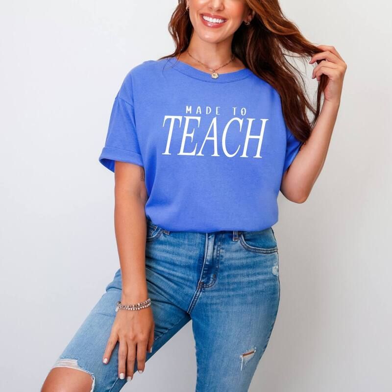 Simply Sage Market レディース トップス Tシャツ グラフィック Simply Sage Market Made To Teach Italic Womens Garment Dyed Graphic TShirt Flo Blue ブルー