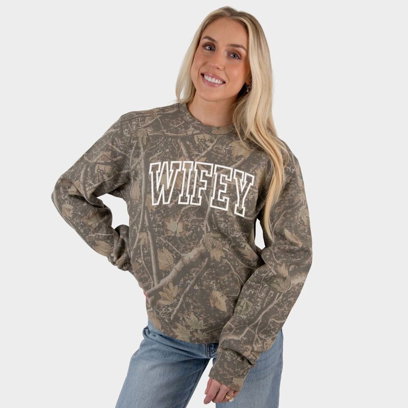 Simply Sage Market レディース トップス Tシャツ スウェット 刺繍 Simply Sage Market Embroidered Wifey Arched Varsity Womens Heavyweight Camo Sweatshirt