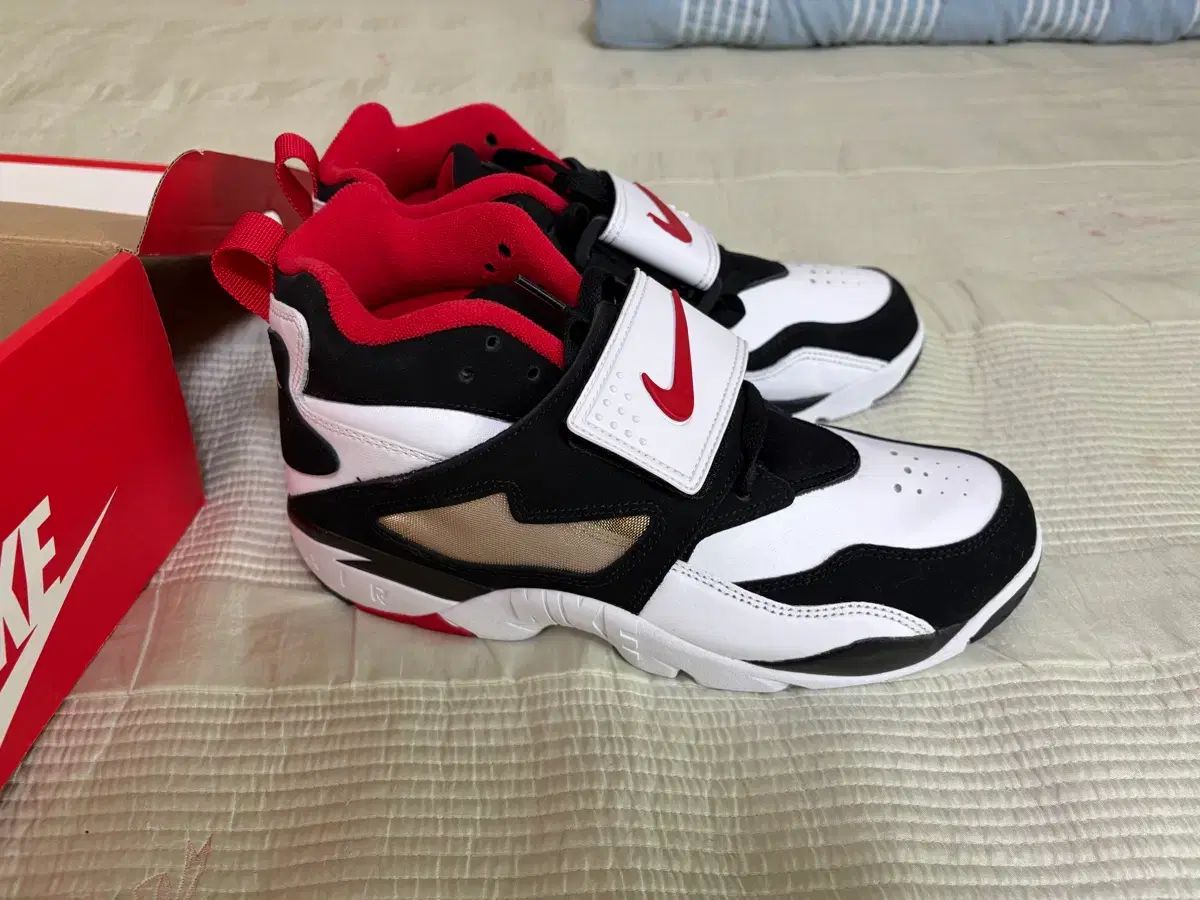 NIKE Air Diamond Turf White Black Red 27