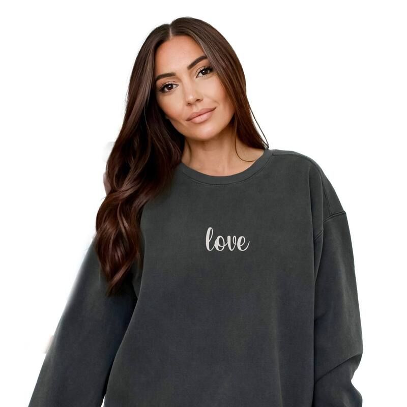 Simply Sage Market レディース トップス Tシャツ スウェット 刺繍 グラフィック Simply Sage Market Embroidered Love Cursive Womens Garment Dyed Graphic Sweatsh