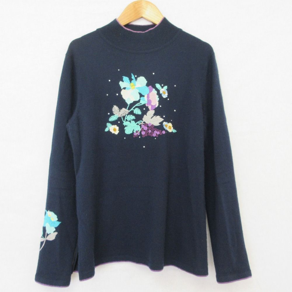 良品 LEONARD SPORT レオナールスポーツ フラワー刺繍 ラインストーン装飾 モックネック ニット セーター サイズ40 ネイビー レディース 古着 中古 USED