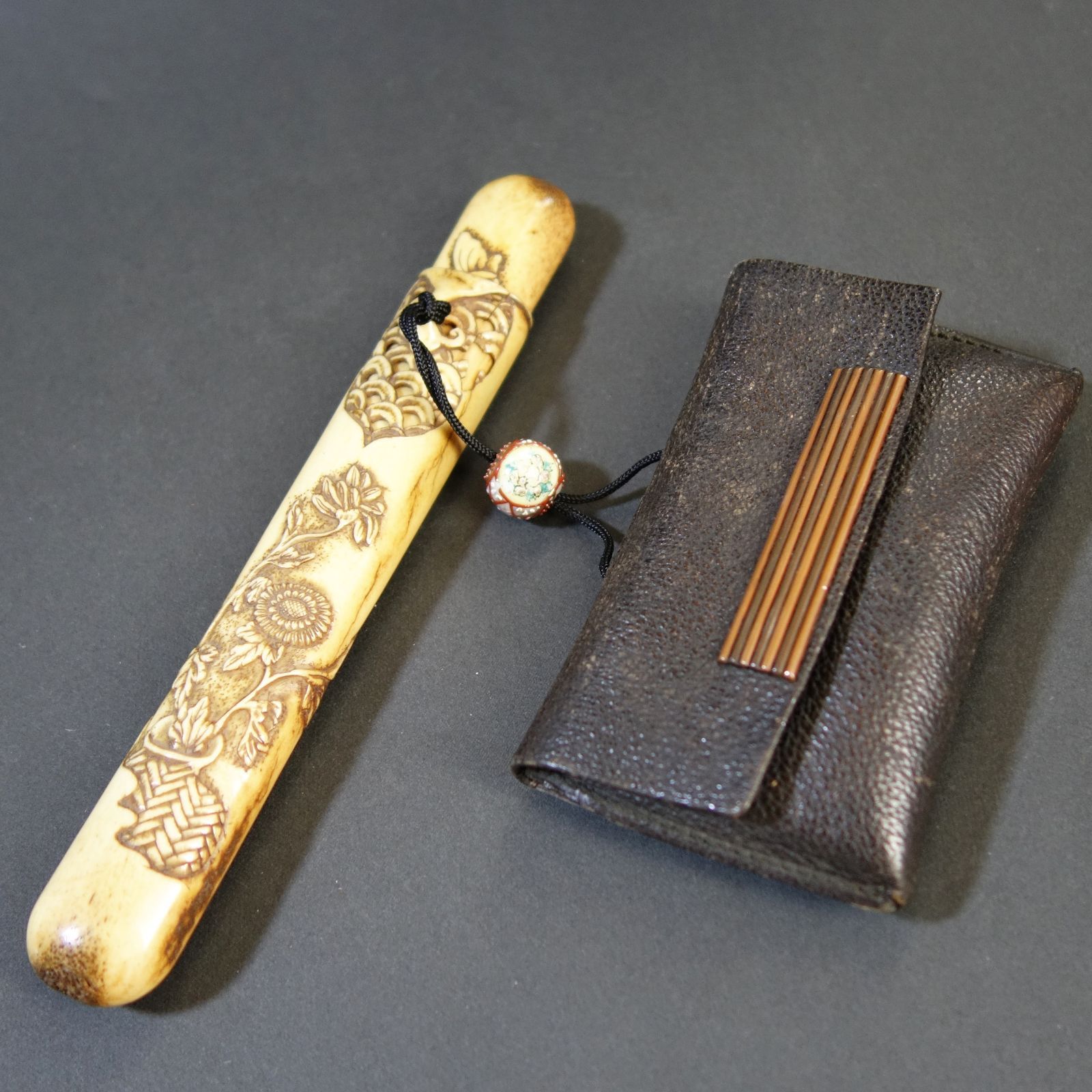 骨董逸品【菊花蝶青海波文様 煙管筒 煙草入 古骨彫刻】 喫煙具 煙管 煙管筒 煙草入 骨董 古美術 Ea25050902