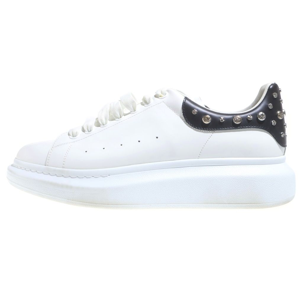 Alexander McQueen (アレキサンダーマックイーン) オーバーサイズ スタッズ プラットフォーム レザー ローカットシューズ スニーカー ホワイト/ブラック 485246