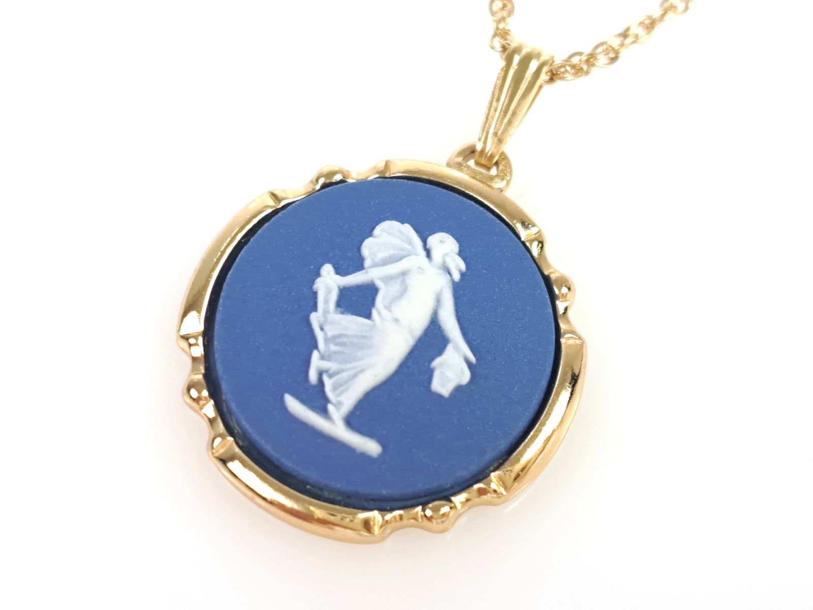 美品　ウェッジウッド　Wedgwood　陶器　ラウンドモチーフ　ネックレス　幅：2.3cm　ブルー×ホワイト×ゴールドカラー　送料無料