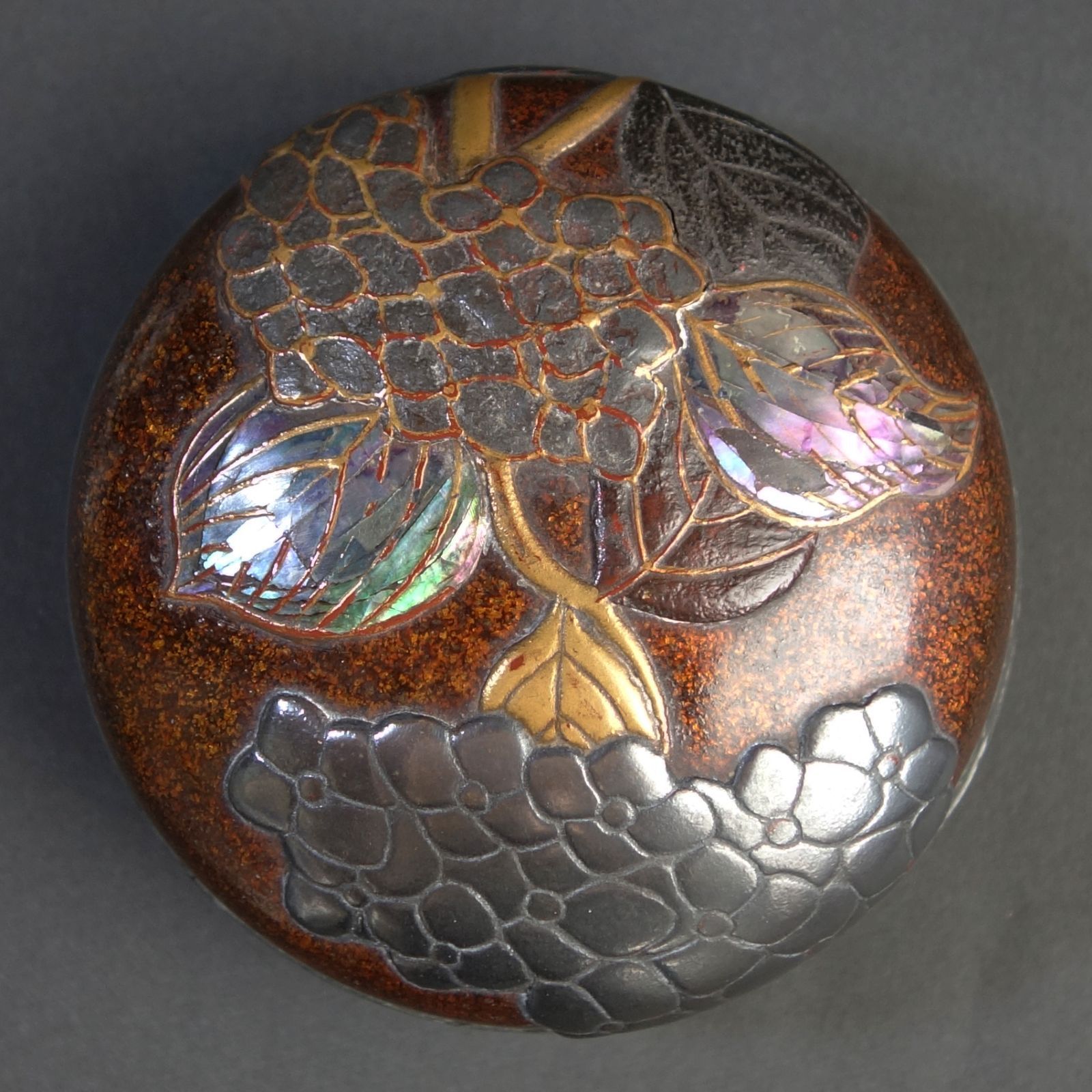 骨董逸品【紫陽花図 錫縁香合 高蒔絵 錫板貼 螺鈿細工】(共箱付き) 漆器 高蒔絵 錫縁 香合 茶道具 骨董 古美術 Bc25043001