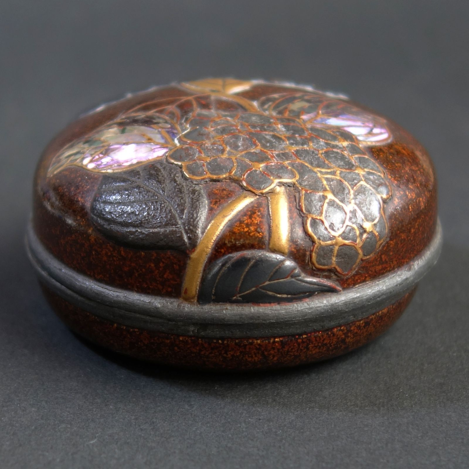 骨董逸品【紫陽花図 錫縁香合 高蒔絵 錫板貼 螺鈿細工】(共箱付き) 漆器 高蒔絵 錫縁 香合 茶道具 骨董 古美術 Bc25043001