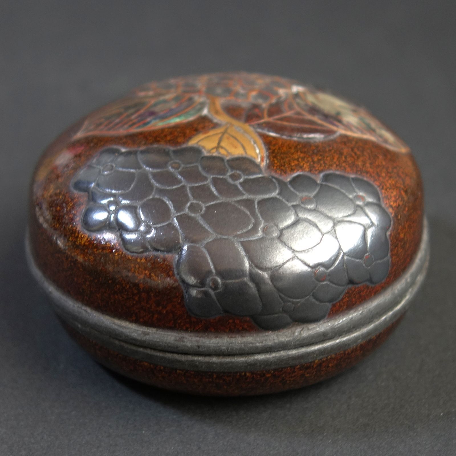 骨董逸品【紫陽花図 錫縁香合 高蒔絵 錫板貼 螺鈿細工】(共箱付き) 漆器 高蒔絵 錫縁 香合 茶道具 骨董 古美術 Bc25043001
