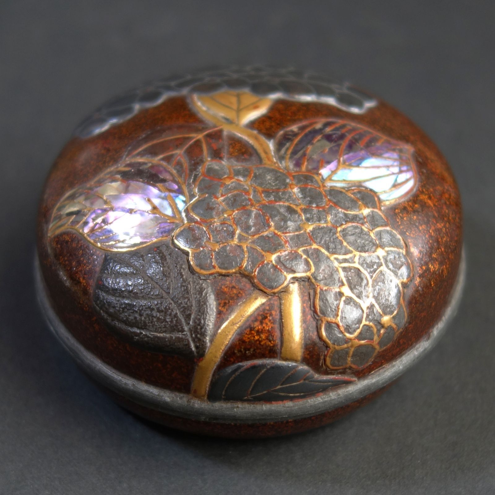 骨董逸品【紫陽花図 錫縁香合 高蒔絵 錫板貼 螺鈿細工】(共箱付き) 漆器 高蒔絵 錫縁 香合 茶道具 骨董 古美術 Bc25043001